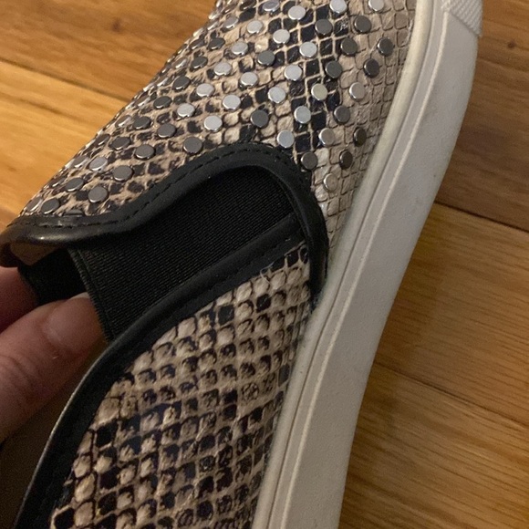 Steve Madden Women’s Snake Skin Studded Slip On Shoes Size 7.5 - Picture 8 of 8